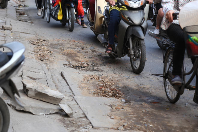 Những tảng bê tông để trên vỉa hè, lòng đường tiềm ẩn nguy hiểm cho người tham gia giao thông.
