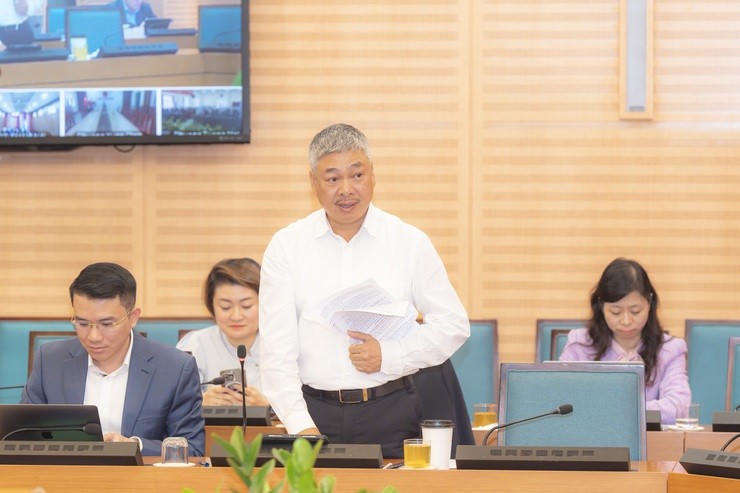 Phó Giám đốc Sở Tài chính Hà Nội Vũ Duy Tuấn báo cáo tại cuộc họp.