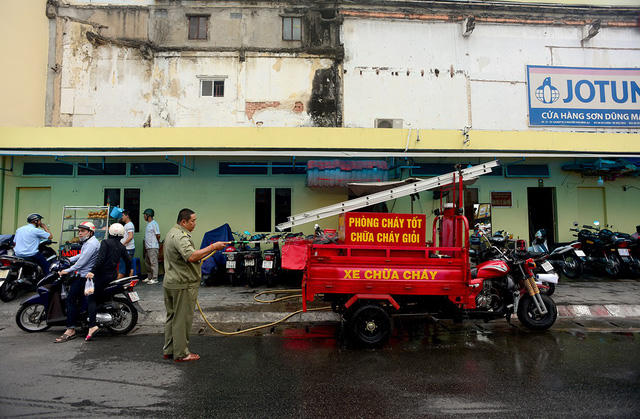 Việc chế tạo ra xe cứu hỏa nhỏ gọn khiến ông Thành gặp rất nhiều khó khăn. Ông phải tự mày mò tìm hiểu cách lắp ráp máy móc.