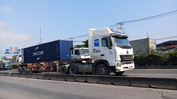 Chiếc xe đầu kéo dừng cách hiện trường 20m.