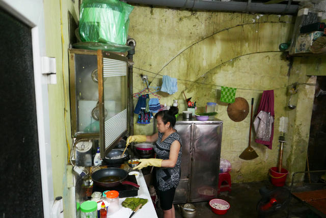 Sau nhiều năm tồn tại, tới đây, thành phố sẽ cho đục thông các ô vòm đã xây bịt, dẫn tới những thay đổi cuộc sống của nhiều cư dân xung quanh.Trong ảnh là nhà chị Thanh Hương ở ngõ Hàng Hương, ngay dưới cầu đường sắt. Phần tường nhà chính là cột trụ và ô vòm của cầu. Chị Hương cho biết gia đình sinh sống ở đây đã nhiều năm, nhà chật chội, ẩm thấp, nhiều chỗ phải kê dọn tạm bợ.