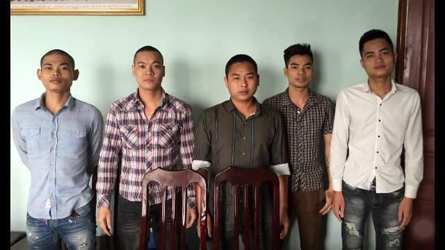 5 đối tượng đã khai nhận hành vi đánh 2 phụ xe của nhà xe Hà Trang. Ảnh: Thu Vũ