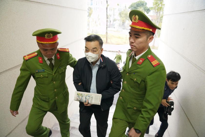 Dẫn giải ông Chu Ngọc Anh vào phòng xử.