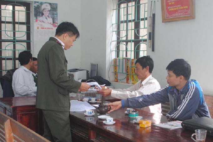 Ông Thuận (thứ 2 từ phải qua) tại cơ quan điều tra (ảnh Duy Ngợi).