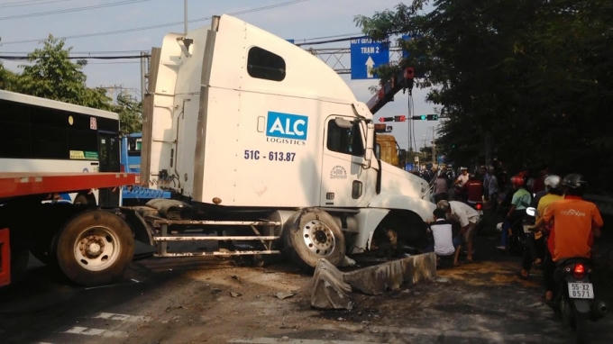 Xe container chắn ngang QL 1A.