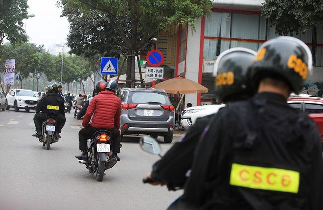 Trong qu&aacute; tr&igrave;nh tuần tra, ngo&agrave;i xử l&yacute; h&agrave;nh vi kh&ocirc;ng đội mũ bảo hiểm, tổ c&ocirc;ng t&aacute;c CSCĐ c&ograve;n ph&aacute;t hiện những trường hợp khả nghi, c&oacute; dấu hiệu phạm ph&aacute;p h&igrave;nh sự.