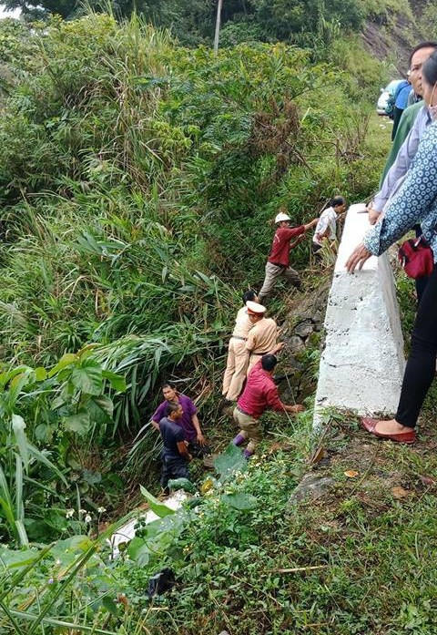 Lực lượng chức năng tiến hành cứu hộ các nạn nhân trong vụ tai nạn - Ảnh: Facebook