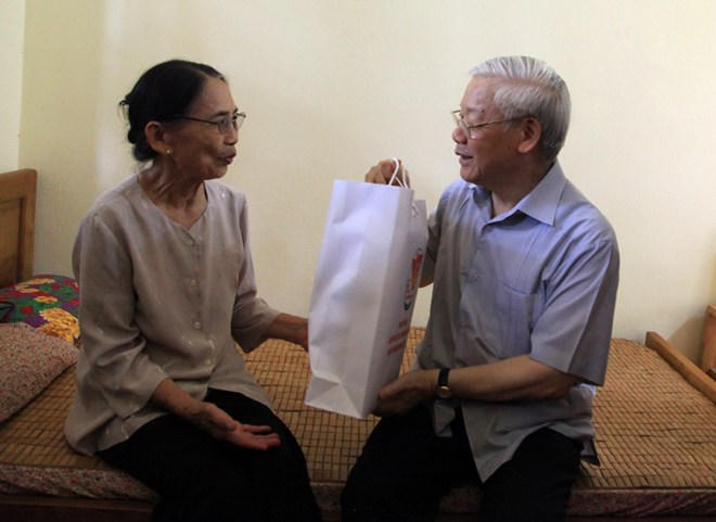 Tổng Bí thư thăm và tặng quà người có công.