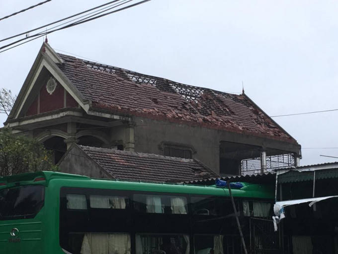 Nhiều ngôi nhà bị tốc mái.