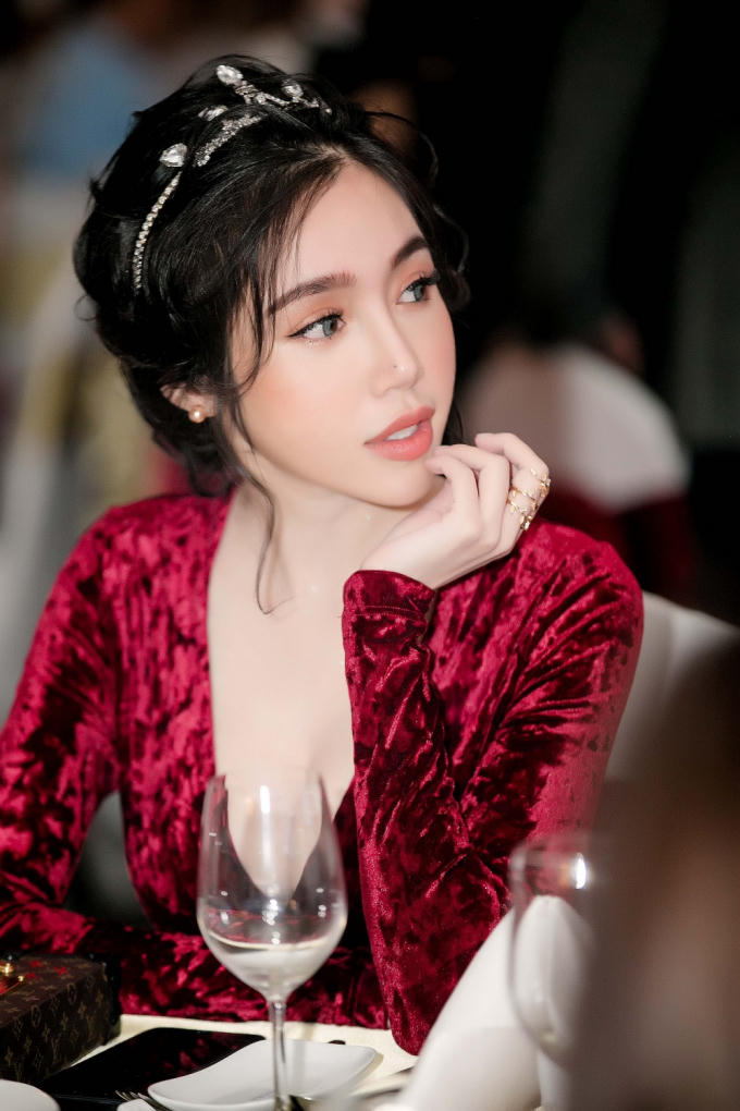 Diện trang phục k&iacute;n đ&aacute;o, Elly Trần vẫn khoe kh&eacute;o số đo gợi cảm