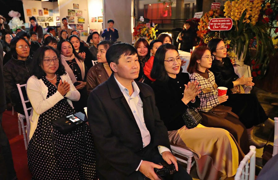 Đông đảo người dân, du khách tới thưởng lãm "Những sắc màu thành phố Ngàn Hoa". Ảnh: K.L