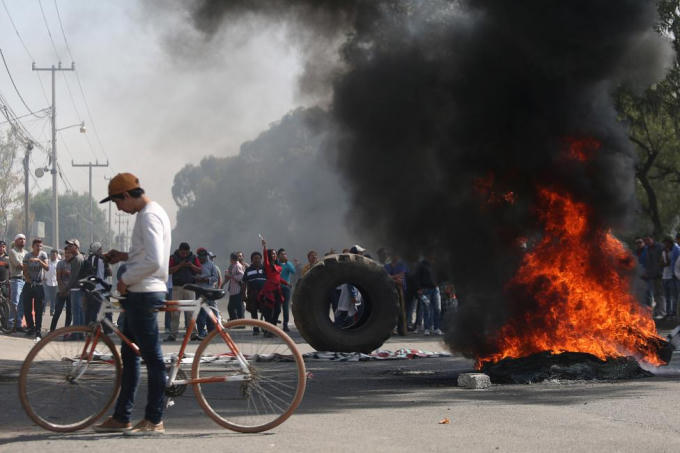 Những người biểu tình quá khích còn đốt lốp xe giữa đường, cản trở giao thông. (Ảnh:Reuters)