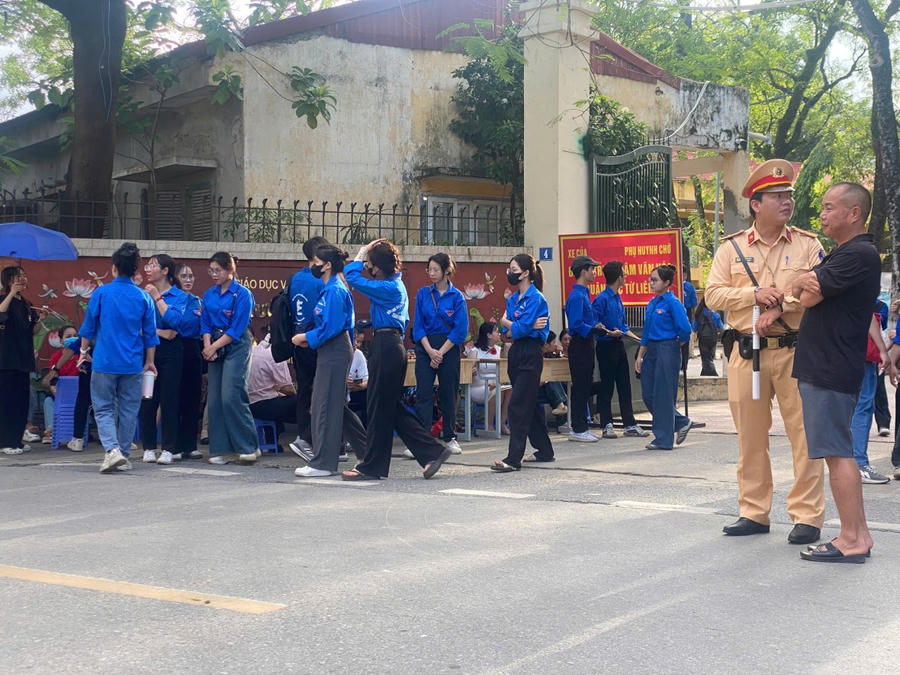 Sinh viên tình nguyện tại điểm trường THPT Nguyễn Thị Minh Khai (Phúc Diễn, TP Hà Nội) tiếp sức mùa thi tốt nghiệp THPT năm 2025. (Ảnh: Nguyễn Thượng)