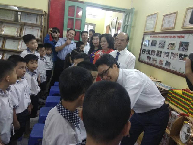 Phó Thủ tướng tặng quà trung thu cho một số trẻ em khuyết tật đang học hòa nhập.
