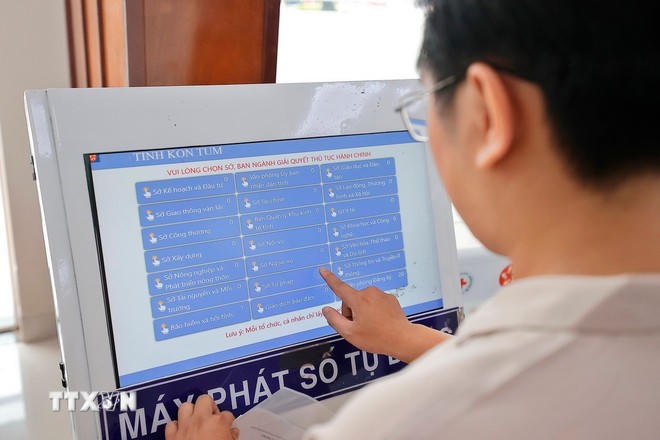 Người dân đến đăng ký giải quyết thủ tục hành chính tại Trung tâm phục vụ hành chính công. (Ảnh: Minh Quyết /TTXVN)