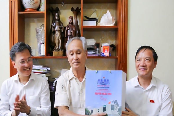 Phó Chủ tịch Quốc hội cùng lãnh đạo tỉnh Hưng Yên tặng quà thương binh Phạm Văn Lương, xã Vũ Thư.