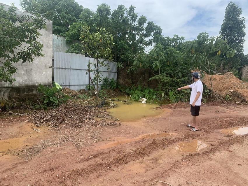 Ông Huy chỉ vào mảnh đất của mình đã mua nhưng không được đền bù khi nhà nước thu hồi.