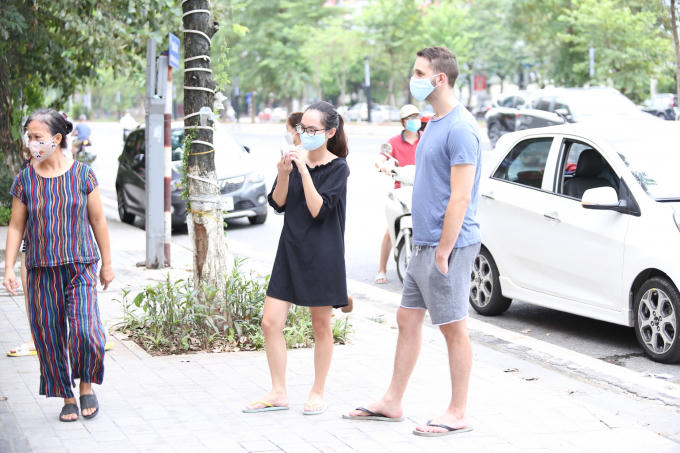 Bên canh đó, cũng có rất nhiều khách phải xết hàng chờ đến lượt...