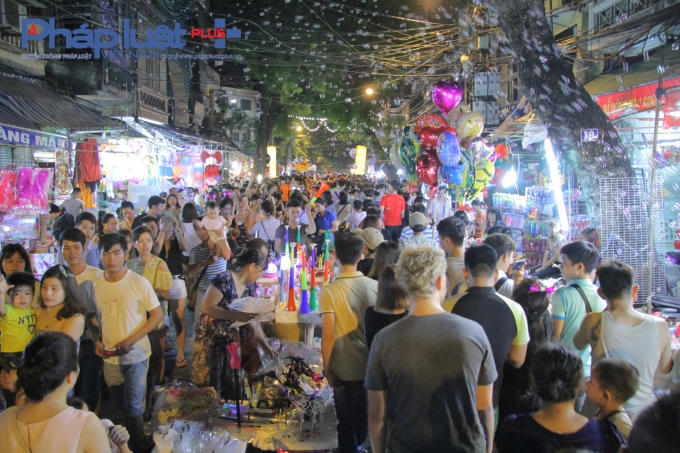 Trên những con phố Hàng Mã, Hàng Lược, Hàng Đường,... luôn chật kín khách tham quan, mua sắm.