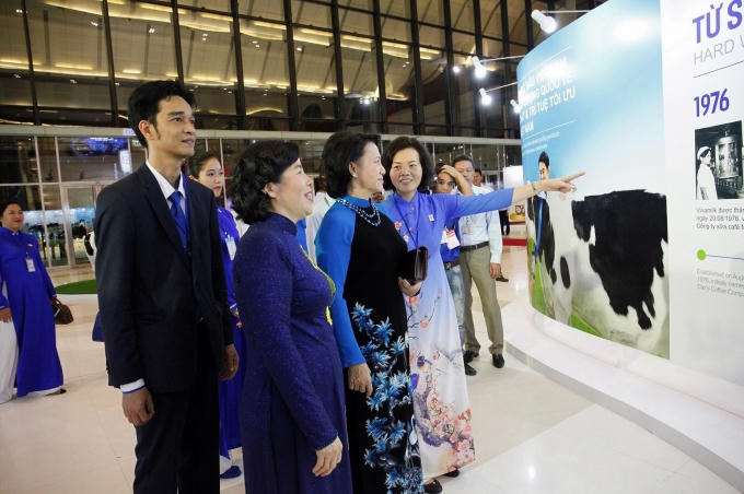 Bà Mai Kiều Liên,Tổng giám đốc Công ty cổ phần Sữa Việt Nam cùng bà Nguyễn Thị Kim Ngân - Ủy viên Bộ Chính trị, Chủ tịch Quốc hội Việt Nam và khách mời tham quan khu triển lãm về những thành tựu của Vinamilk tại chương trình.