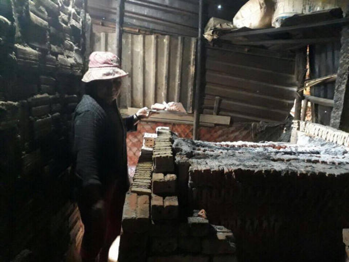 Bà Lê Thị Vân thu gom mẻ tượng mới ra lò.