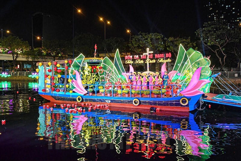 Người dân và du khách sẽ được thưởng thức chương trình Đờn ca tài tử do các nghệ sĩ biểu diễn.