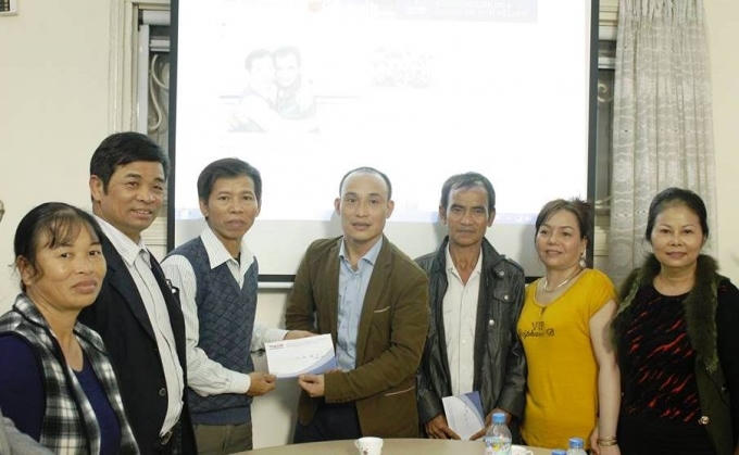 Nh&agrave; b&aacute;o Quốc Cường - Tổng Thư k&yacute; to&agrave; soạn PhapluatPlus tặng qu&agrave; cho hai người t&ugrave; oan