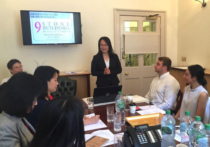 Trạng sư Cecilia Xu Lindsey có giọng nói rộn ràng, đầy uy lực