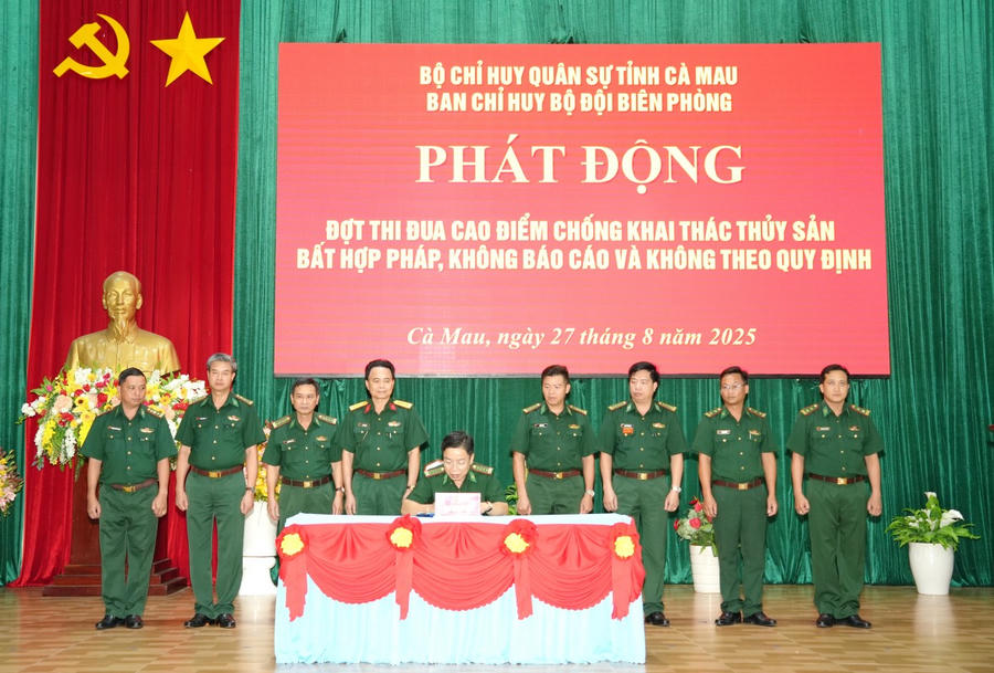 Đại tá Phạm Minh Giang - Tỉnh ủy viên, Bí thư Đảng ủy, Chính ủy Ban Chỉ huy BĐBP tỉnh Cà Mau (ngồi) ký xác nhận các khối giao ước thi đua chống khai thác IUU.