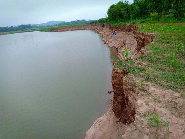 Tình trạng sông Mã qua địa bàn xã Định Hải sạt lở nghiêm trọng.