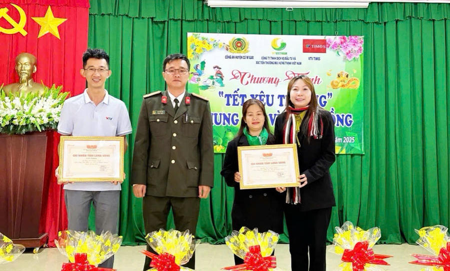 Tặng Bằng khen cho các nhà hảo tâm. Ảnh: Thanh Hải
