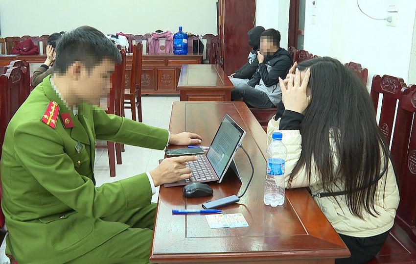 Các đối tượng liên quan có hành vi mua bán dâm bị lực lượng Công an bắt giữ.