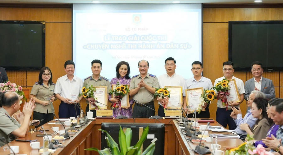 Trao giải và chúc mừng các tác giả đạt Giải C.