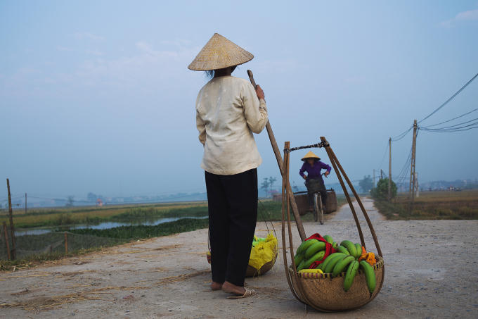 Vào những buổi sớm có chợ phiên, những người bạn chợ lại chờ đợi nhau đi bán chút trái cây do gia đình trồng được