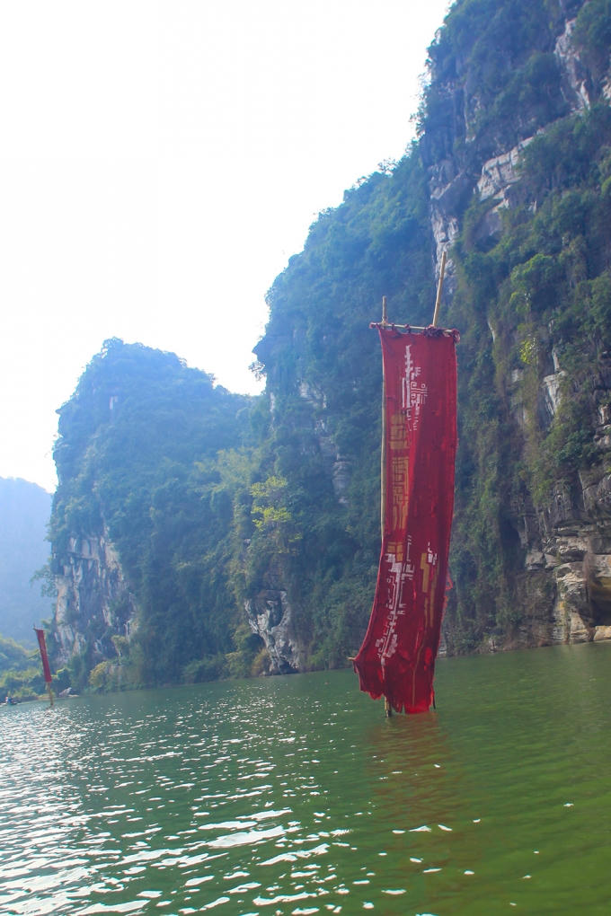 Những lá cờ với những ký tự đặc biệt.