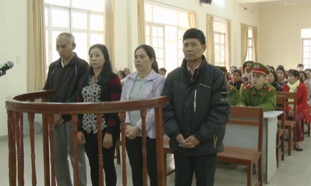 4 bị cáo tại phiên tòa. (ảnh lamdongtv.vn)