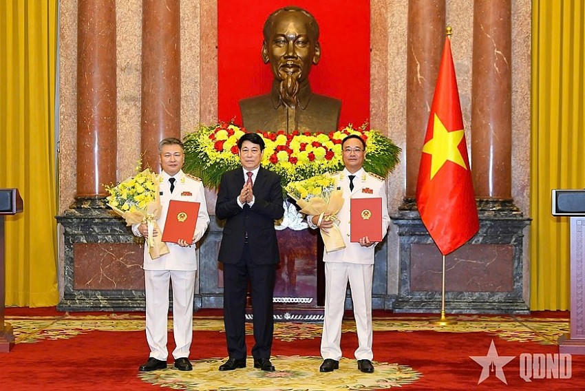 Chủ tịch nước trao Quyết định thăng cấp bậc hàm Thượng tướng đối với các đồng chí Thứ trưởng Bộ Công an. Ảnh: QĐND