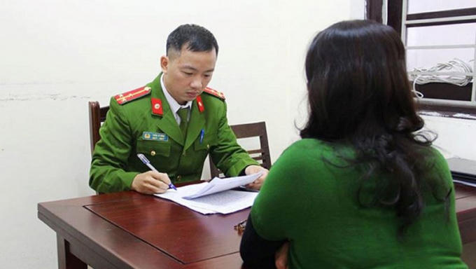 Một trong các nạn nhân bị đối tượng nước ngoài lừa đến trình báo cơ quan chức năng.