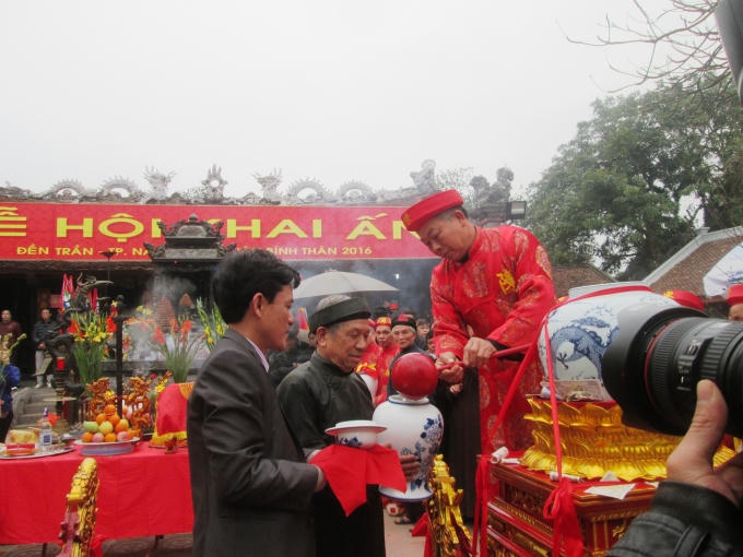 Nước từ bình kiệu được chia ra 3 bình nhỏ các bô lão đem vào Đền làm lễ.