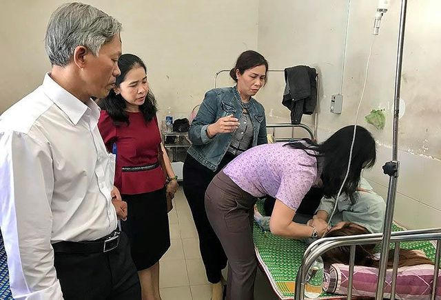 Ban giám hiệu trường mầm non Nắng Vàng đến thăm cô Thảo tại bệnh viện