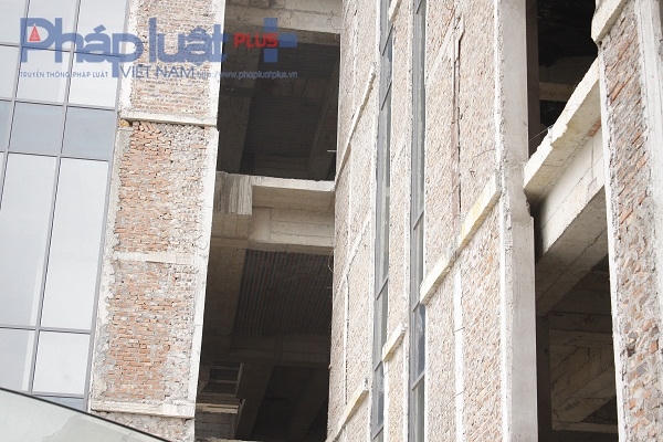 Những bức tường trơ gạch chưa đủ điều kiện nghiệm thu, trong khi đó chủ đầu tư đã cho người vào ở.