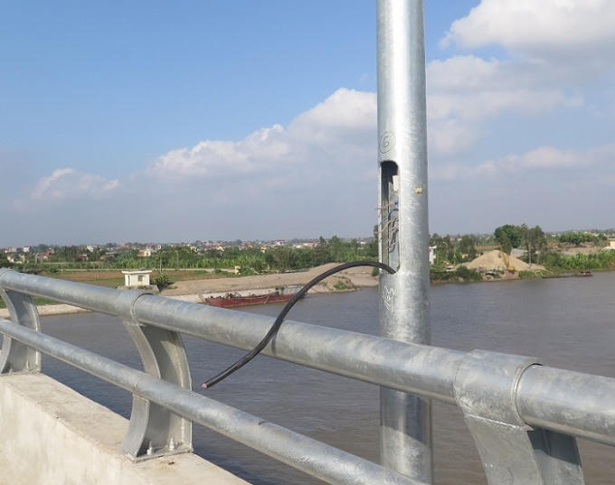 Trụ đèn chiếu sáng bị lật tung nắp hộp, trơ dây cáp, dây đồng. Ảnh: Trung Du