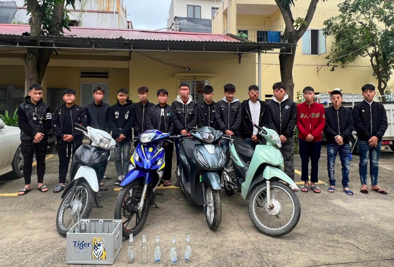 Các đối tượng bị triệu tập tại cơ quan công an. Ảnh: Công an tỉnh Phú Thọ