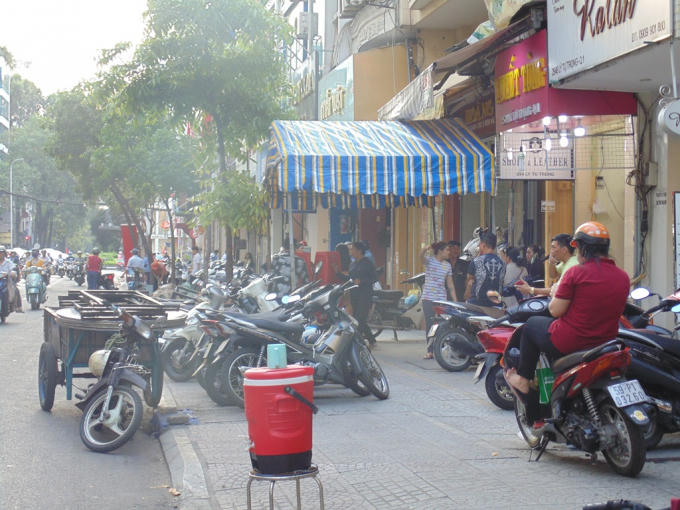 Vỉa hè biến thành điểm tập kết hàng và để xe trên đường Trịnh Văn Cấn.