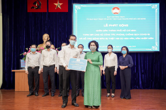 Ngày 20/3, đại diện Tập đoàn Hưng Thịnh - ông Cao Minh Hiếu, Phó Tổng Giám đốc Hưng Thịnh Land trao 500 triệu đồng hỗ trợ phòng, chống dịch Covid-19 tại TP HCM