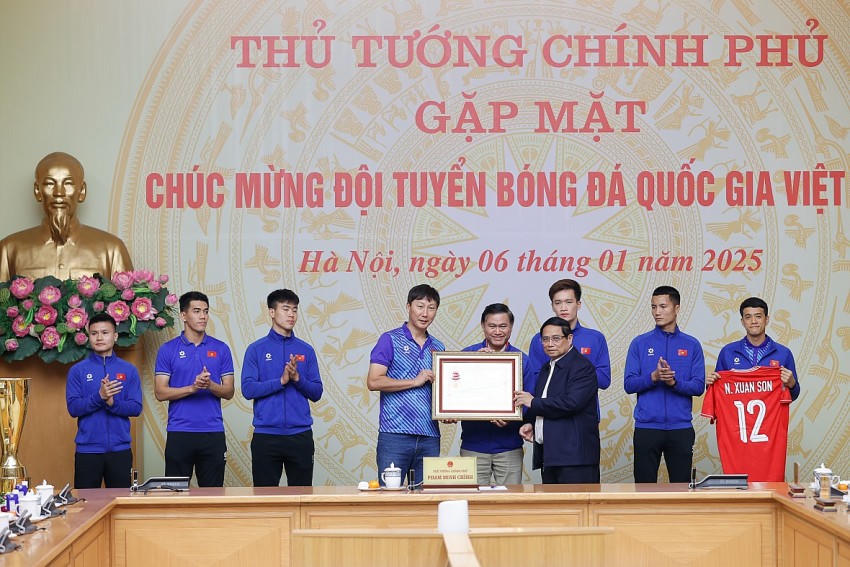 Thủ tướng trao Huân chương Lao động hạng Nhất cho Đội tuyển Việt Nam. Ảnh: VGP