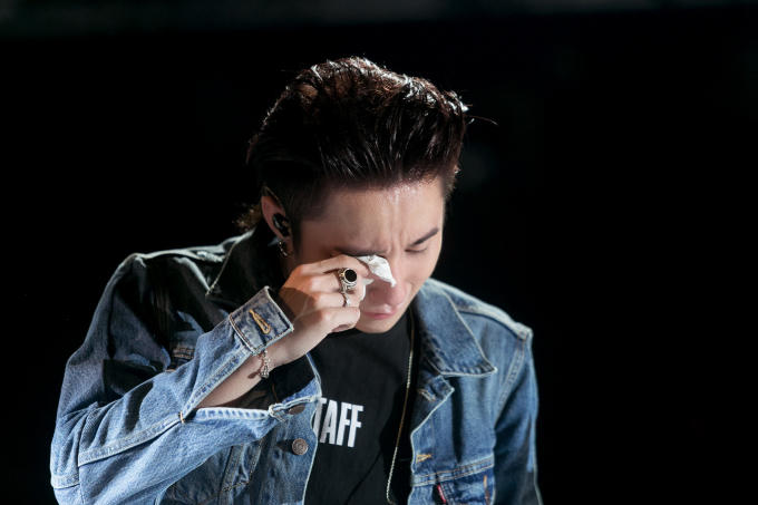 Nam ca sĩ đã rơi nước mắt trước tình cảm của người hâm mộ dành cho mình