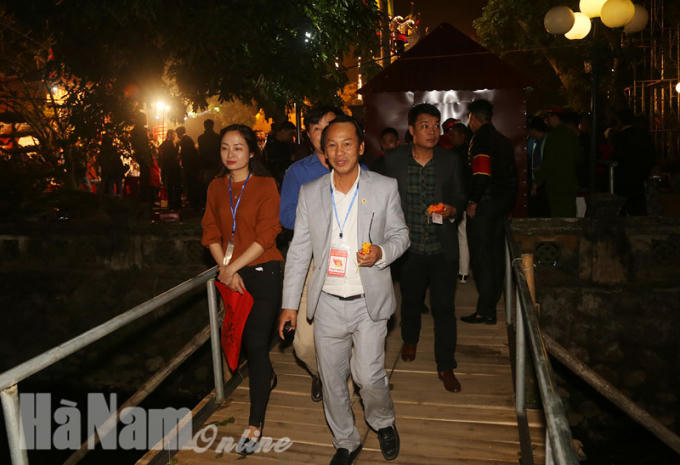 Theo Ban Tổ chức cho biết, lễ hội đền Trần Thương năm 2018 đã thu hút hàng vạn du khách trong và ngoài tỉnh về tham dự.