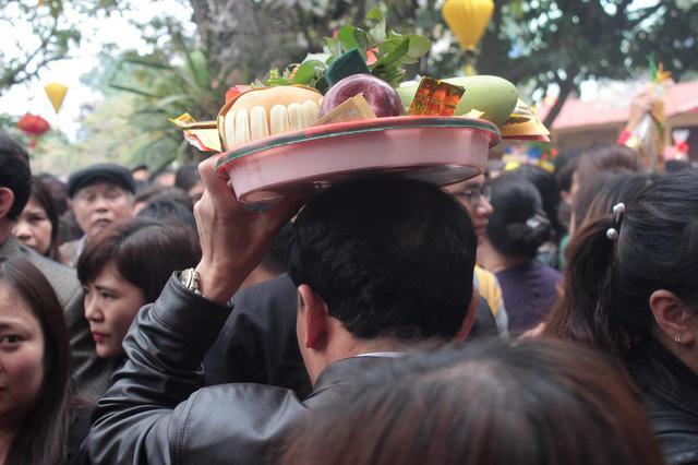 Năm nay để đảm bảo an ninh trật tự mùa lễ hội, BQL Phủ Tây Hồ phối hợp với lực lượng công an phường Quảng An và đội ngũ dân phòng trực chiến liên tục. Đồng thời, trong khu vực phủ, BQL cũng bố trí 21 camera để quan sát, nhằm đảm bảo an ninh cho người đi lễ chùa.