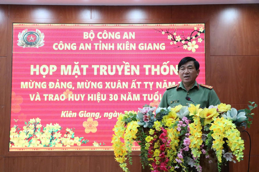 Đại tá Nguyễn Văn Hận, Giám đốc Công an tỉnh phát biểu tại buổi họp mặt